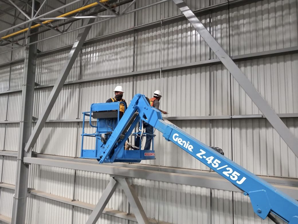 Limpieza de partes altas de naves industriales